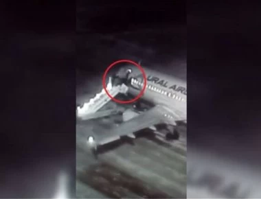 Σκάλα επιβίβασης αεροπλάνου... κατέρρευσε τραυματίζοντας πέντε ανθρώπους! (βίντεο)